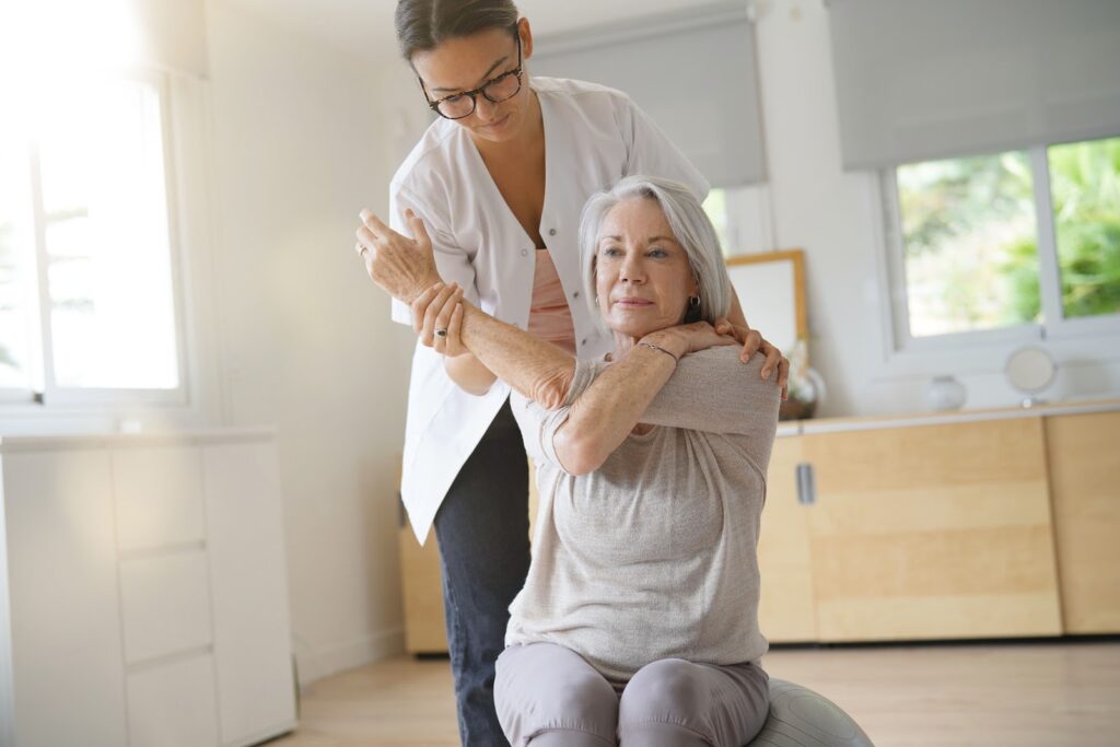 donna anziana fisioterapia braccio