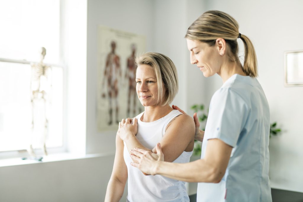 trattamento fisioterapia braccio signora post chirurgia